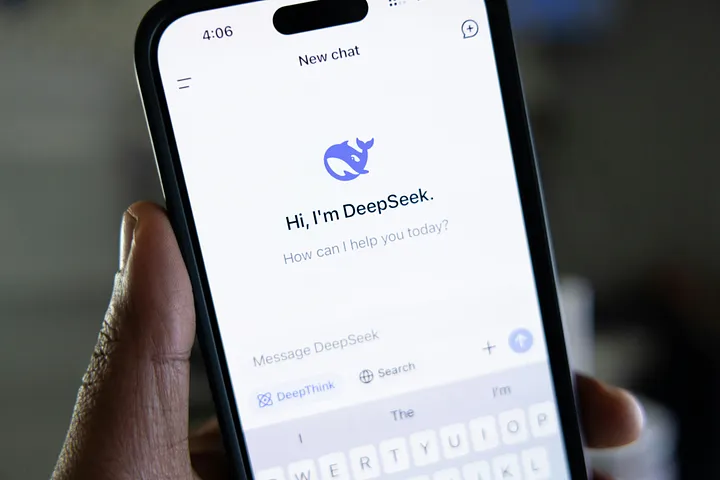 DeepSeek V3/R1: Un Cambio de Paradigma en IA, pero con Precaución